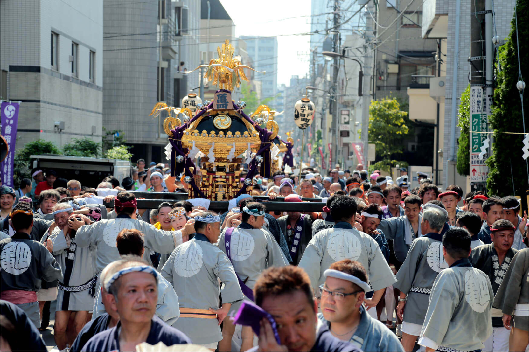 法被を着てお神輿を担ぐ人たち